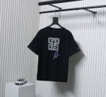 Givenchy 纪梵希 25Ss 辫子印花短袖T恤 采用100%棉质面料，柔软透气，让你在夏日里尽享舒适。 胸前Gvc品牌字母刺绣，展现品牌独特魅力，简约而不