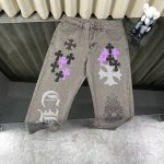 Chrome Hearts克罗心24Ss官网限定紫牛喷绘涂鸦拼皮牛仔裤！ 作为Online限定款，它一登场就赚足眼球。黑紫十字拼皮设计，酷感与神秘氛围拉满，每一