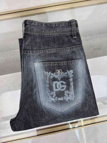 Dg 阔腿牛仔人 丹宁水洗原单高端单品 整体采用的阔 腿版型设计 定制的牛仔面料与裁剪比普通工艺复杂很多 调整了好多次进口的牛仔面料 花型直喷技术再进行涂 鴉