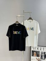 顶级颜值担当！Loewe罗意*威25S新款短袖T恤.男女同款！当季颜值担当.糖果色彩万针3D绣花品牌字母.视觉感设计.字母搭配视觉效果相当奇特！260G纯棉面料
