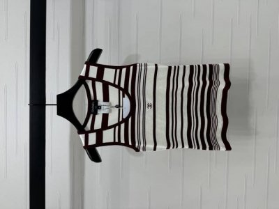上新原单高端品质 Chane* 2025春夏最新系列！U领条纹针织背心！定制全棉纱线织造 舒适透气 通体饰以粗细不一的撞色条纹 配合刺绣徽标装饰 突出品牌格调
