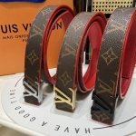 lv女款经典老花皮带，时尚界的传奇单品来袭！ 标志性Monogram老花图案，承载着品牌百年底蕴，每一眼都是奢华与格调。双面设计超贴心，经典老花搭配亮眼红色，随