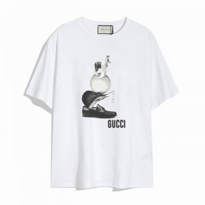 Gucci古驰新款短袖T恤,简单的设计看起来特别大方 版型剪裁特别有讲究 上身很洋气显瘦内搭外穿都看高密针织圆领设计 平整简约 亲肤透爽 T恤面料的柔软性舒适性