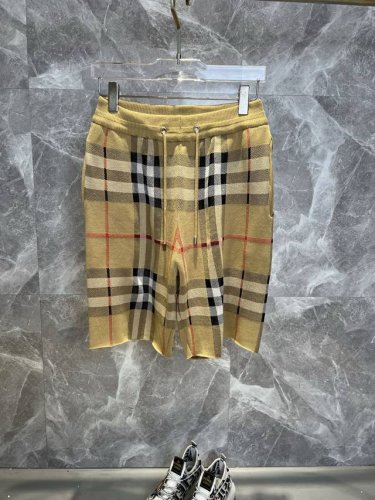 burberry巴宝莉 经典款2025Ss新款针织短裤，定制面料采用威化布织法，提花针织工艺，版型紧致立体，4杠拼接，定制裤绳五金质感强，顺滑，上身舒适透气，凹