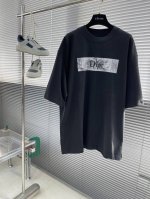 Dio 2025春夏季最新款，专柜同步有售，原单狠货，爆款时尚休闲短袖T恤，重磅进口原版面料，独特设计，顶级印花工艺字母图案装饰Logo，简约时尚 ，上身帅气，