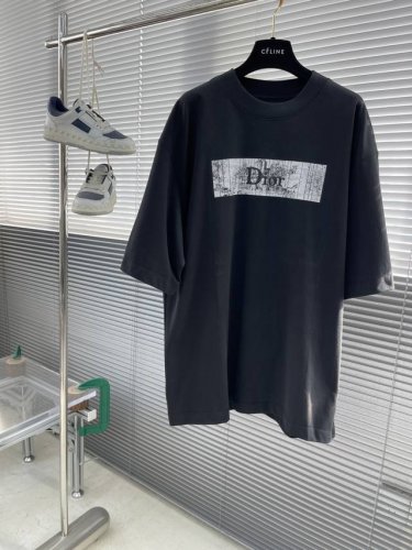 Dio 2025春夏季最新款，专柜同步有售，原单狠货，爆款时尚休闲短袖T恤，重磅进口原版面料，独特设计，顶级印花工艺字母图案装饰Logo，简约时尚 ，上身帅气，