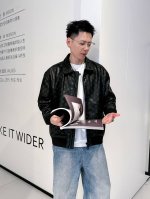 合照细节 L家路易威登 25最新款老花Pu夹克！特定原版面料，面料触感顺滑，却又挺括有型！上身质感十足，每一处细节都相当完美！高端定制五金刻字拉链头辅料！让简单