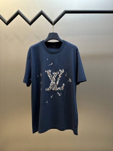 Lv 帆船刺绣短袖 本款棉质T恤致意跨大西洋航游之旅的繁华港口 以妙趣笔触描绘 Lv Regatta 图案 可轻松升级夏日造型 胸前帆船刺绣巧筑大号 Lv 字母