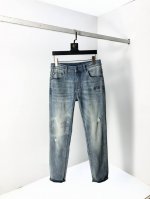 Lv。2025春夏高级时装感，9分裤 超柔牛仔面料 , 浅色洗水牛仔裤。 面料很特殊，超细精仿棉纱混纺，超柔舒适感。 具备牛仔随性感 ,休闲感 ,5亦有轻松感