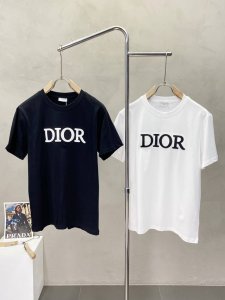dior迪奥独家专供新款原单男士休闲短袖 高端定制 高端版本 时尚百搭爆款进口面料 手感超柔软细腻 穿着亲肤舒适 高端精品 代工厂P精细做工 上身非常赞 男士必