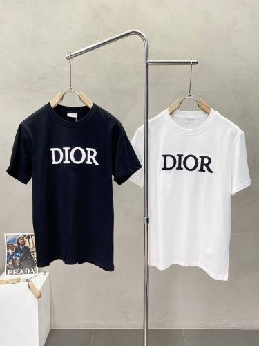 dior迪奥独家专供新款原单男士休闲短袖 高端定制 高端版本 时尚百搭爆款进口面料 手感超柔软细腻 穿着亲肤舒适 高端精品 代工厂P精细做工 上身非常赞 男士必