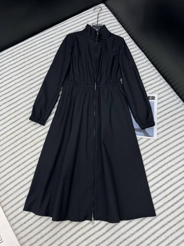 P350Miumi*24秋冬新款 立领风衣外套裙 两种感觉自由切换 可以当连衣裙也可以当外套 魅力无法抗拒 版型是那种特别显瘦而且对待任何身材都很友好的 个人超