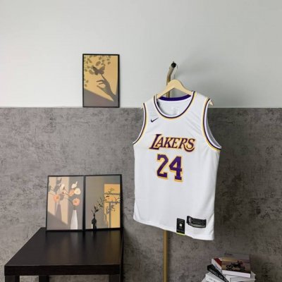 款号S24 顶级刺绣版本 挂拍图 Nba湖人科比24号球衣 耐克官网同步新款 科比24号球衣 陈冠希李易峰各路大神上身同款 字母和英文采用高品质密锈 领口采用圆