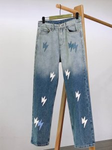 givenchy 纪梵希 2025Ss春夏新品 渐变闪电牛仔裤 它以独特的渐变色调呈现 从浅蓝到深蓝的过渡自然流畅 仿佛一抹天空的色彩晕染于腿部 为经典牛仔赋予