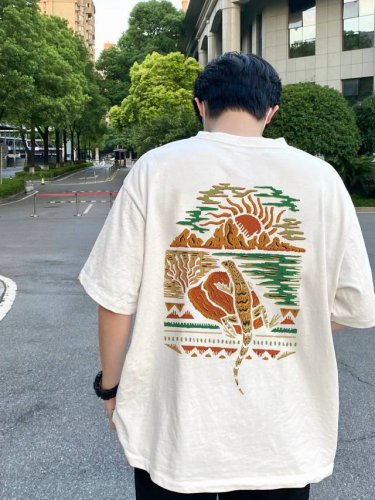 the North Face 北面 手绘动物系列情侣短袖T恤 采用260克双砂面料 三针五线做工，领口包包边条 今年火爆的品牌 看到了就忍不住要自留一件 正确纹