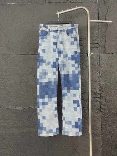 原单 V056 Louis Vuitton 24Ss 棋盘格渐变牛仔裤 现货秒发 秀场同款设计：模糊马赛克棋盘格提花，渐变靛蓝色水洗 暗藏品牌基因：编织 Mar
