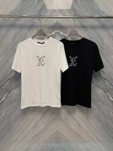 春夏新品1V艺术印花圆领高克重短袖T恤，这款短袖在细节处理上非常考究。首先，它采用高克重棉质材料，这种面料不仅柔软舒适，还具有一定的厚度，能够很好地保持衣服的形