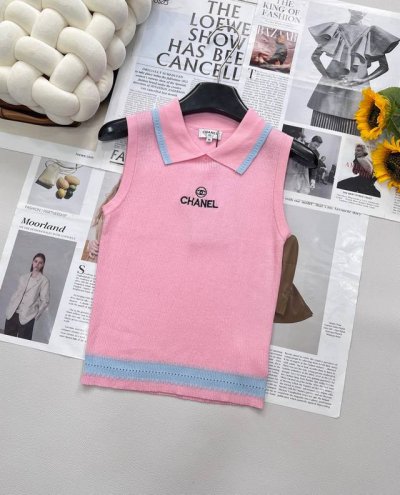 Chanel 徽标小Logo刺绣针织衫背心 优雅与精致的完美邂逅 柔粉浪漫 优雅绽放 甜美与奢华的碰撞 经典Chanel小Logo刺绣点缀柔针织 将少女的浪漫与