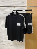 芬迪 2025春夏新款休闲套装 最新款全网独家首上 ~既经典有时尚百搭 谁不爱啊 将经典再次展现 非常的耐看 自带低奢光环与辨识度 传统的品牌理念和现代化的先进