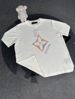 顶级版本 区别通过 25Ss Lv路易威登四叶草烫钻针织短袖 Yb购入打版 采用定制32支精梳棉双纱面料 同缸1*1索拉纳罗纹 面料酵洗 胸前四叶草烫钻图案点缀