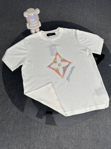 顶级版本 区别通过 25Ss Lv路易威登四叶草烫钻针织短袖 Yb购入打版 采用定制32支精梳棉双纱面料 同缸1*1索拉纳罗纹 面料酵洗 胸前四叶草烫钻图案点缀