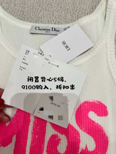 字母针织背心 Ins风字母印花图案 日常出街随意搭配都好看的单品 单穿或者打底 不管是裤子还是半裙都能搭 实穿率百分百 棉质面料有弹性 上身很舒服 码数：36.