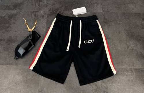 新款短裤上新：Gucci 古驰2025两侧撞色拼接短裤五分裤！ 宝子们，又到了露腿的季节，不整点儿硬货穿搭可不行！最近入手了这条古驰针织短裤，真的被疯狂追问 一