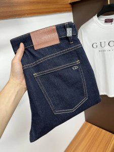 迪奥 2025夏季新品 欧洲站男士商务休闲牛仔裤 当商务遇上休闲 当经典碰撞时尚 2025年春季 我们为您带来全新欧洲站男士商务休闲牛仔裤 精选高品质面料 柔软