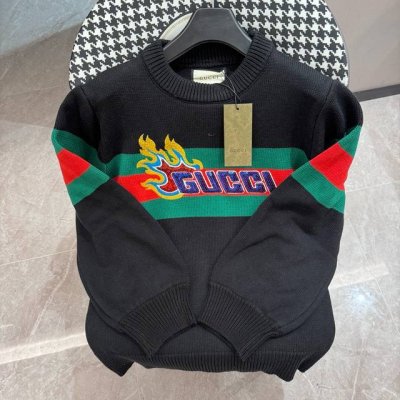 Guccl古驰 独家首发 原单品质 Guc*I 24秋冬新品 美式学院风复古圆领毛衣 胸前互扣双G火焰字母毛巾绣Logo 肩上四颗扣子可结开 胸前Logo手工定