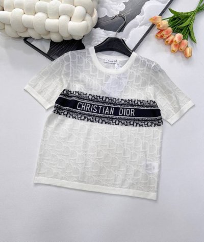 dior 提花暗纹老花Logo针织衫短袖 这个针织短袖深深的俘获了我的心！超正的版型，显肤白的好手，经典的提花Logo设计深得我心，高级感满满。 全身立体提花工