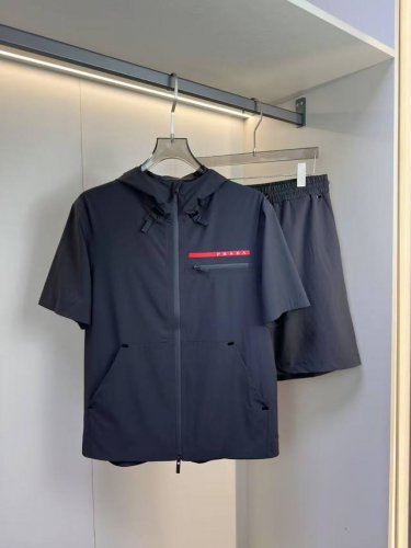 半袖 马甲 短裤 Prada 25春夏Linea Rossa系列-半袖款 Prada Linea Rossa是一个融合时尚与运动的系列，彰显创新性、设计感与功能