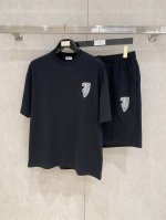 25Ss Bbr重磅圆领短袖T恤短裤套装 选用 克双纱平织棉面料打造 立体印花工艺 男女同款 码数 S-Xl 颜色 黑 白 尺码表 上衣 s 胸围108 肩宽5