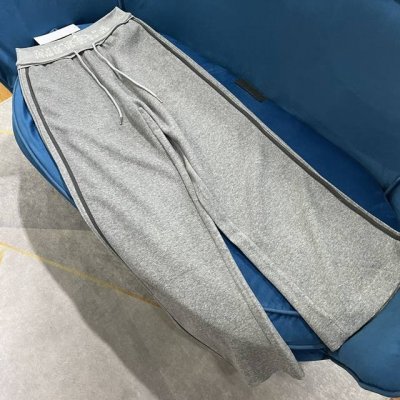 mm6 24秋冬新款侧边条纹装饰卫裤 简单清爽上身无敌百搭，面料舒适保暖 拼接品牌Logo刺绣点缀，2色码数Sml