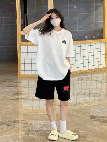 耐克 Nike Just Do It 彩绘运动宽松短裤官网发售｜兼运动与潮流｜超百搭 甄选新疆21支280G纯棉小毛圈面料 最大的优点就是柔软轻薄透气 不闷不热