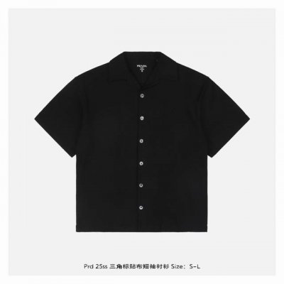 prada 普拉达 25Ss 三角标贴布短袖衬衫 采用40支双股长绒棉纱线 双股=两根纱并捻 确保面料高密度 强韧且不易起球 同时保持细腻触感 通过针织珠地组织