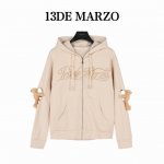 13Demarzo纽绳爱心拉链运动套装 13Demarzo 为你的日常休闲时光增添趣味。 这款休闲套装包括连帽衫和运动裤，提供柔和的灰色和纯净的白色两种选择，每