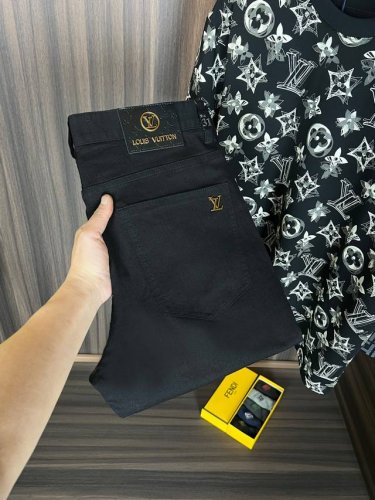 Lv 新款来袭2680新春爆款新品 专柜有售 实体店极品牛仔裤专柜原版1:1好货，适合各个年龄段。市场最高版本的欧洲进口面料。舒适柔软亲肤，上身效果超级棒时尚百