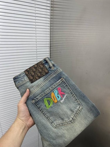 dior迪奥 2025新品男士牛仔裤短裤 面料舒适弹性好。独家发售 时尚优雅 重工艺设计。采用原色酵母水洗工艺 精选进口重磅丹宁牛仔面料 配定制五金装饰 真皮皮