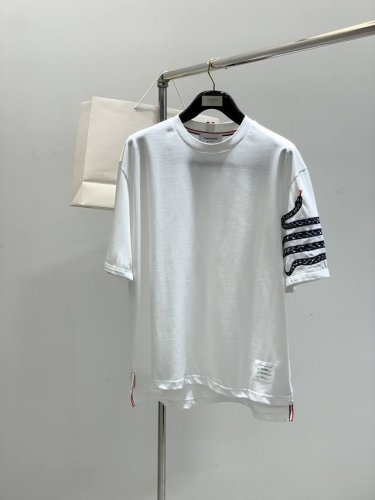 thom Browne 汤姆 布朗 ，2025夏季最新品，时尚休闲圆领短袖T恤，专柜同步有售，原单狠货，采用进口原版面料，舒适度极佳，顶级印花工艺字母图案Log