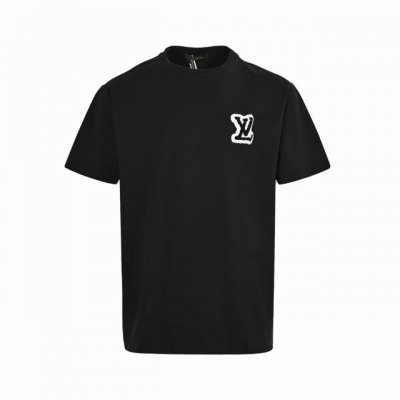 louis Vuitton 路易威登 胸前老花Logo植绒短袖 标志性的品牌标识元素,以绚丽色彩渲染点缀夏季的青春穿着.又一款大刷存在感的精品T,再次重回大家视