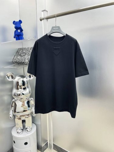 pra*普拉达 2025夏季新款贴布三角Logo短袖Tee 专柜同步有售，原单狠货，时尚 进口原版科技面料，上身舒适透气，原版定制五金辅料，上身帅气有型，三标齐