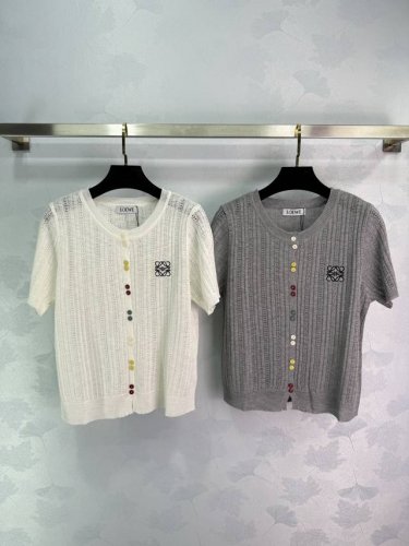 Loe*短袖针织开衫米白与灰色可选 彩色纽扣设计 超美 适合夏季穿搭 经典镂空编织 舒适透气 搭配时尚刺绣徽标 简约不失大气 开衫设计 轻松显瘦 百搭款式 2色