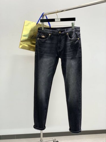 versace 范思哲，2025春季最新品，专柜同步有售，原单狠货，时尚休闲水洗牛仔裤，进口原版水洗面料，舒适透气，顶级印花工艺字母图案Logo，原版五金辅料装