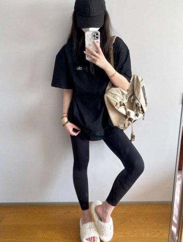 alo基础款胸口Logot恤 短袖男女同款 这T恤我爱它一万年啊啊！！300G重磅纯棉！！ 好绝啊啊！！质感清晰可见～ 300G重磅纯棉 耐洗耐穿不易变形！！