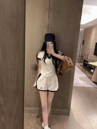 新品上新 Chane* 香奶儿 皮标撞色拼接短袖短裤套装 高级定制 Chane*小香中古皮牌拼接撞色Polo短袖短裤套装～～一套高级又减龄 款号：002760