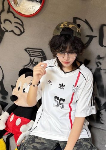 阿迪达斯Adidas 三叶草9号红线 户外运动球衣趣味印花短袖美式高街T夏季男女情侣款上衣 ~采用速干针织面料 不变形 不起球 ~完美版型 如模特所示 ~采用印
