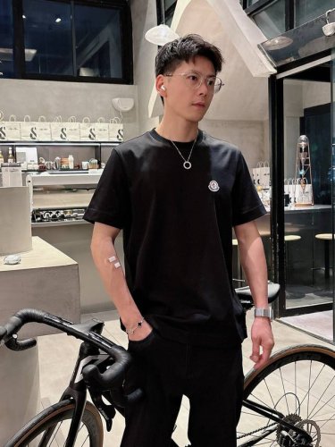 Mk 短袖系列 季度：2025春夏 颜色：黑色 白色 藏青色 尺码: S～Xxl 版型：微阔版型 克重：160克重 成份：80支长绒面料 面料纹路平整清晰 触感