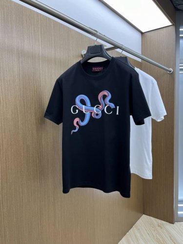 guc 高端定制 25春夏新品印花圆领打底短袖T恤，正面胸前缀饰品牌字母设计，打造男士基本款单品，为男士衣橱注入新意。采用柔软棉质双面针织长绒棉+莫代尔棉面料制