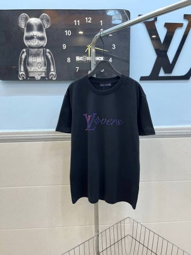 款号147 Louis Vuitton Lv2025Ss渐变印花短袖 采用280G纯棉双纱面料 上身舒适柔软 胸前采用渐变印花工艺 十分亮眼 高版本可随意对比