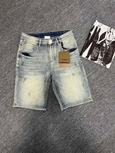 Burberry 战马牛仔裤丹宁休闲做旧牛仔 休闲短裤｜淡淡的蓝色，看起来超有质感！ 面料舒适柔软，透气性好 时尚设计，简约大方，彰显男士魅力 多场合适用，满足